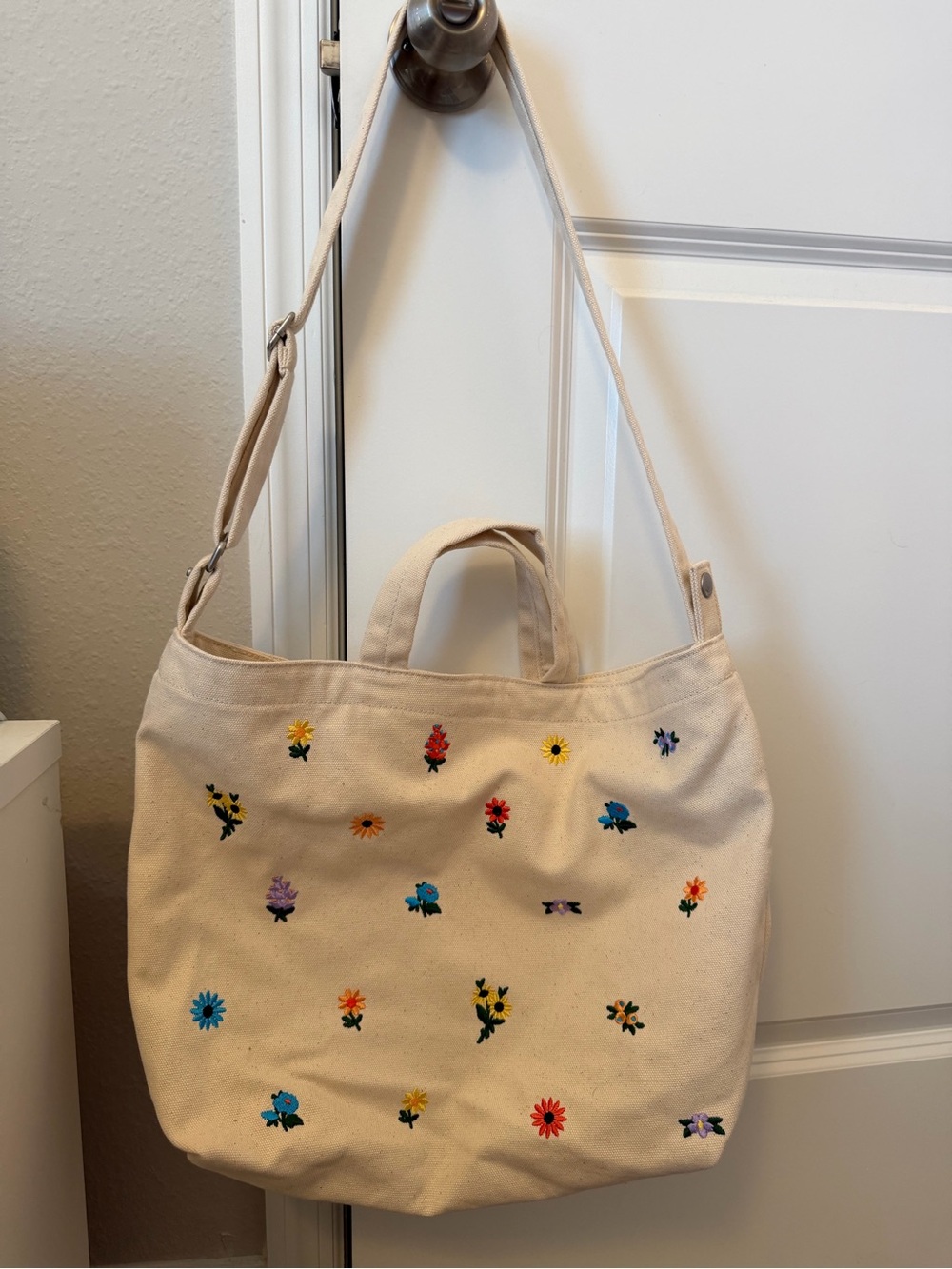 Baggu Horizontal Zip Duck Bag - Embroidered Ditsy Floral - NWOT - Picture 4 of 8